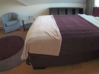 voyeurcam-julmodels-whitebed-6