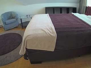 voyeurcam-julmodels-whitebed-6