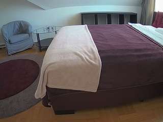 voyeurcam-julmodels-whitebed-6