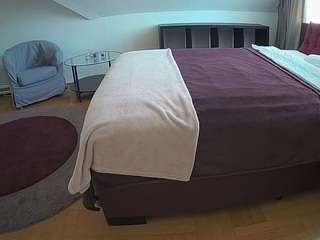 voyeurcam-julmodels-whitebed-6