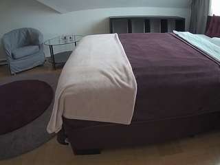 voyeurcam-julmodels-whitebed-6