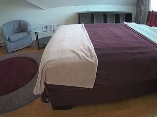 voyeurcam-julmodels-whitebed-6