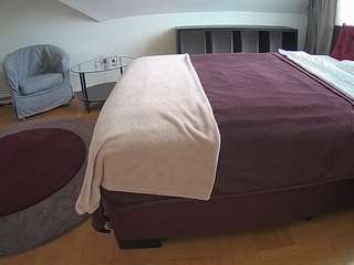 voyeurcam-julmodels-whitebed-6