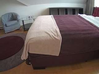 Dit model is nu live. voyeurcam-julmodels-whitebed-6
