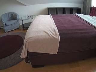このモデルは現在ライブ中です。 voyeurcam-julmodels-whitebed-6