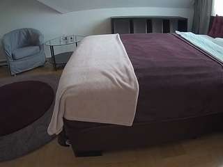 このモデルは現在ライブ中です。 voyeurcam-julmodels-whitebed-6