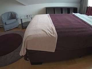 Ця модель зараз онлайн. voyeurcam-julmodels-whitebed-6