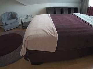 Ten model jest teraz na żywo. voyeurcam-julmodels-whitebed-6
