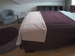 Questo modello è in diretta ora. voyeurcam-julmodels-whitebed-6
