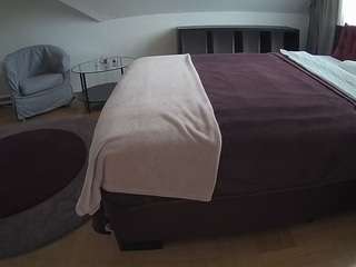 Acest model este live acum. voyeurcam-julmodels-whitebed-6