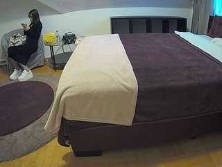 Model ini sedang live sekarang. voyeurcam-julmodels-whitebed-6
