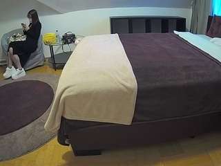 Ce modèle est en direct maintenant. voyeurcam-julmodels-whitebed-6