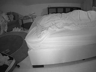 Ten model jest teraz na żywo. voyeurcam-julmodels-whitebed-6