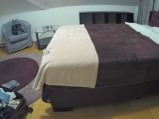 Este modelo está ao vivo agora. voyeurcam-julmodels-whitebed-6
