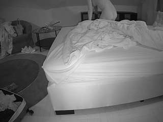 Mẫu này đang trực tiếp. voyeurcam-julmodels-whitebed-6