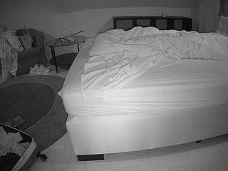 voyeurcam-julmodels-whitebed-6