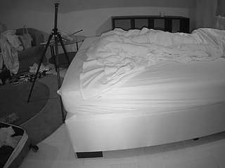 このモデルは現在ライブ中です。 voyeurcam-julmodels-whitebed-6