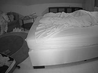 هذا النموذج مباشر الآن. voyeurcam-julmodels-whitebed-6