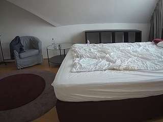 Questo modello è in diretta ora. voyeurcam-julmodels-whitebed-6