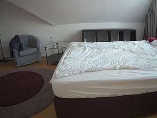 Dit model is nu live. voyeurcam-julmodels-whitebed-6