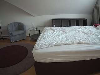 Mẫu này đang trực tiếp. voyeurcam-julmodels-whitebed-6
