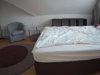 Acest model este live acum. voyeurcam-julmodels-whitebed-6