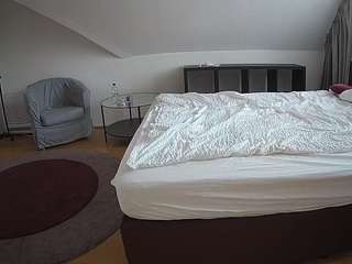 Este modelo está ao vivo agora. voyeurcam-julmodels-whitebed-6