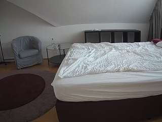 Mẫu này đang trực tiếp. voyeurcam-julmodels-whitebed-6