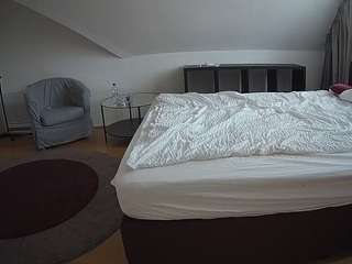 voyeurcam-julmodels-whitebed-6