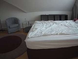 voyeurcam-julmodels-whitebed-6