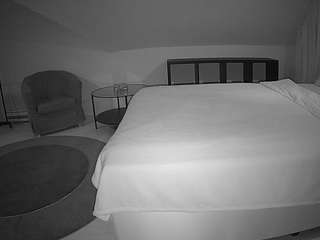 voyeurcam-julmodels-whitebed-6