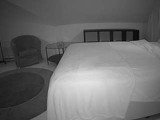 voyeurcam-julmodels-whitebed-6