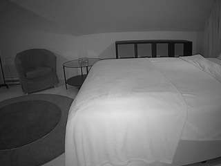voyeurcam-julmodels-whitebed-6