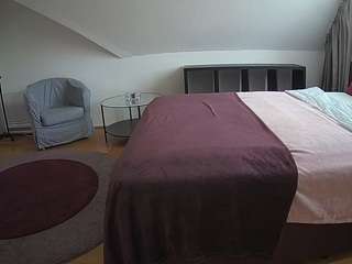 voyeurcam-julmodels-whitebed-6