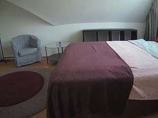 voyeurcam-julmodels-whitebed-6