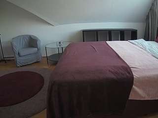 voyeurcam-julmodels-whitebed-6
