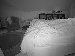 voyeurcam-julmodels-whitebed-6