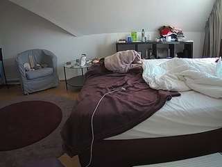 voyeurcam-julmodels-whitebed-6