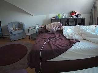 voyeurcam-julmodels-whitebed-6
