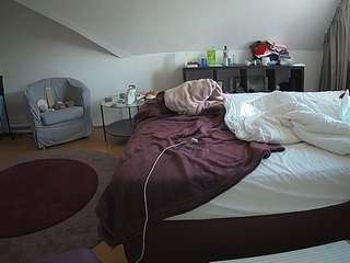 voyeurcam-julmodels-whitebed-6