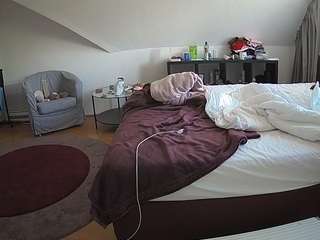 voyeurcam-julmodels-whitebed-6