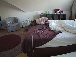 voyeurcam-julmodels-whitebed-6