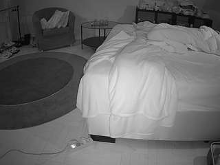 voyeurcam-julmodels-whitebed-6