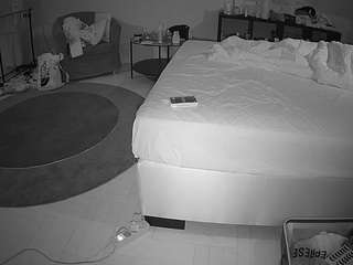 voyeurcam-julmodels-whitebed-6