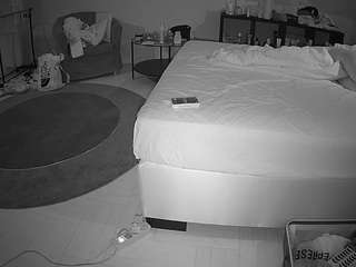 voyeurcam-julmodels-whitebed-6