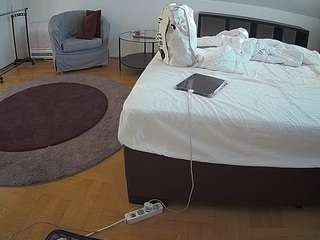 voyeurcam-julmodels-whitebed-6
