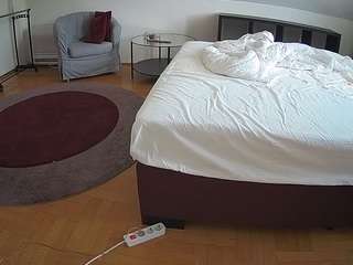 voyeurcam-julmodels-whitebed-6