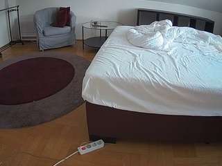 voyeurcam-julmodels-whitebed-6