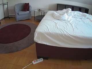 voyeurcam-julmodels-whitebed-6
