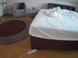voyeurcam-julmodels-whitebed-6